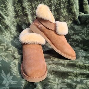 UGG Size 7.5 Women's Chestnut Sheepskin Booties